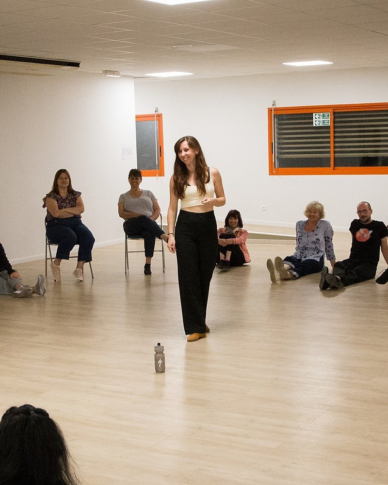 Marine Valet animant un atelier collectif de préparation mentale, au centre du groupe de participants assis en cercle