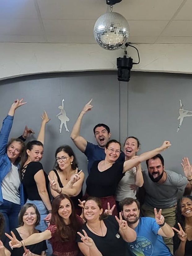 Un groupe de danseurs à la fin d'une intervention de Marine Valet