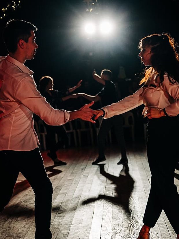 Deux danseurs de West Coast Swing sous les projecteurs