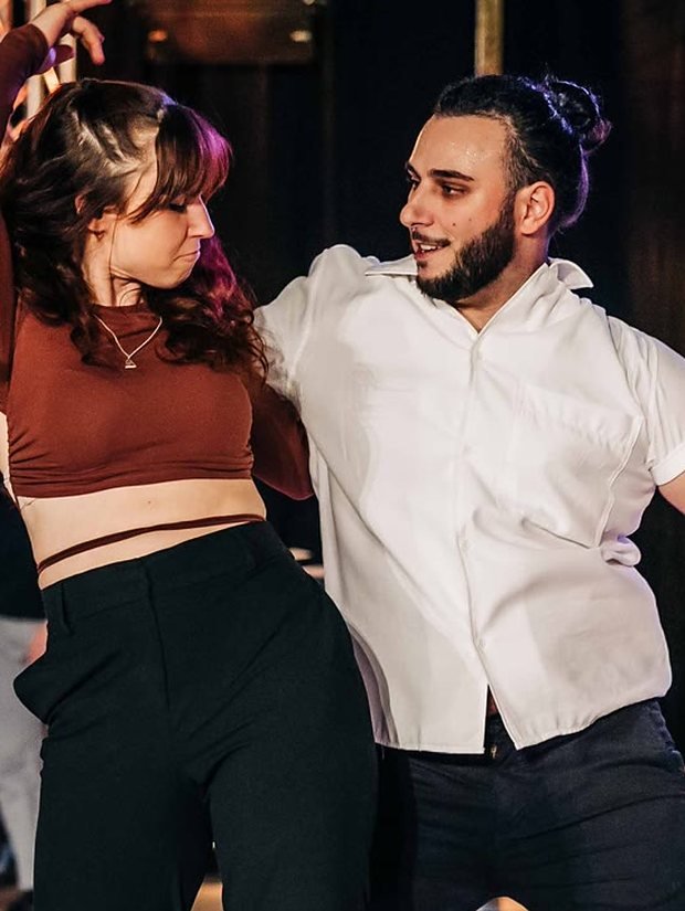 Un couple de danseurs en démonstration sur scène