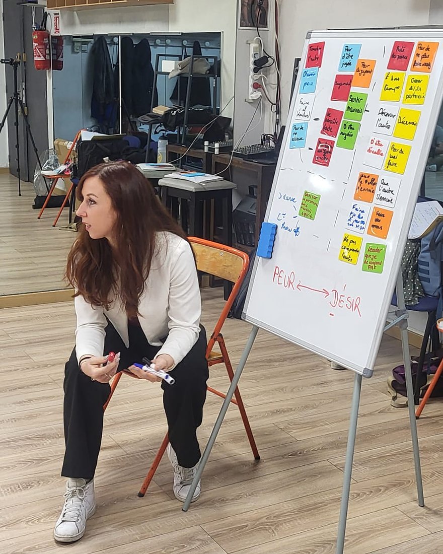 Marine Valet en atelier, devant un tableau de travail couvert de notes allant de la peur au désir